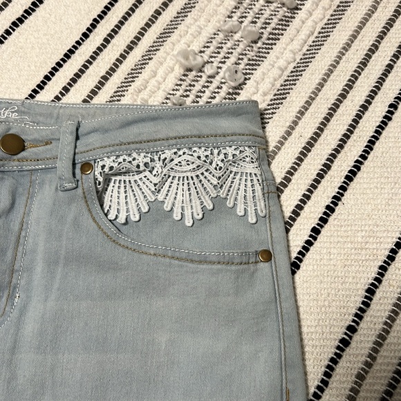 Jean skirt with lace deatail - Picture 4 of 5